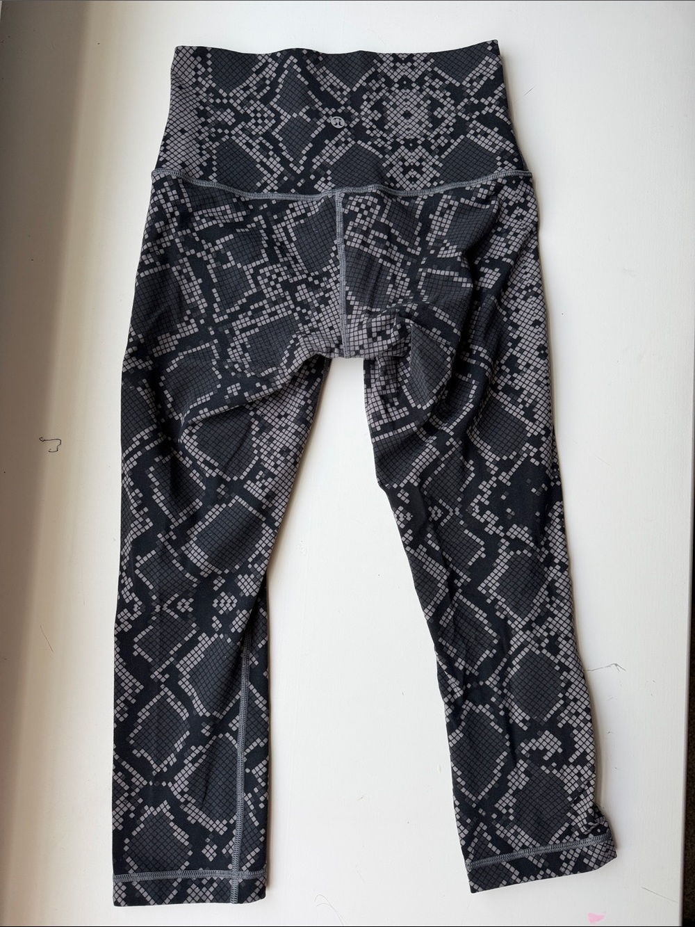 Lululemon Womens Leggings 6 Black Wunder Under Crop Hi-Rise Ziggy Snake